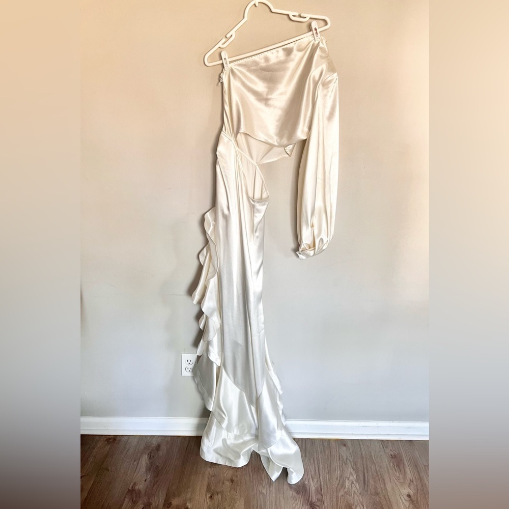Bronx And Banco One Sleeve Cut Out Bridal Gown Size Large - Picture 6 of 10